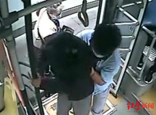 ↑李昌海抱老人上車。