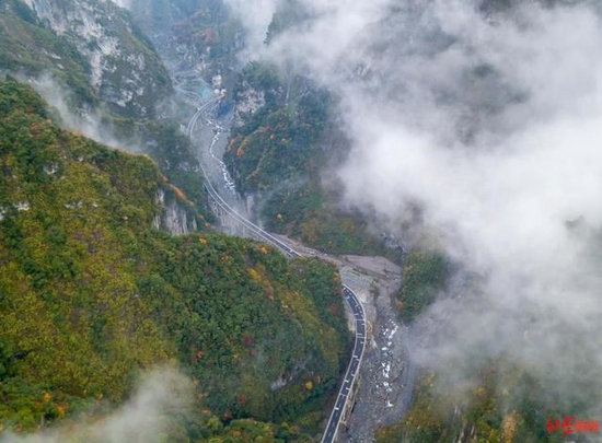 ▲“绵茂公路”将茂县、阿坝与成都平原相连