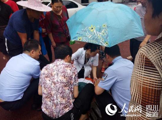 民警立马上前将女子平行紧急施救,协助医务人员把昏迷着兰霞扶单架,经过及时抢救,现已脱离危险。