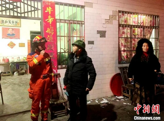 地震發生后,消防員入村入戶開展巡查工作。 宜賓消防供圖
