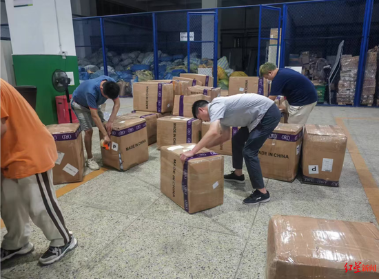 ▲成都一家货运公司员工正在检查出口货物