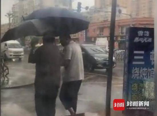 李大軍送奶奶回家