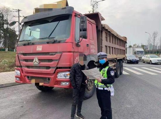 　秦某驾驶车牌为川A·A***0重型自卸货车因违反道路交通信号灯通行的违法行为被交警六分局民警挡下。