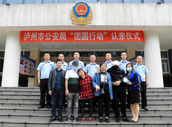 王華(化名)、王明(化名)與家人和警察的合照。