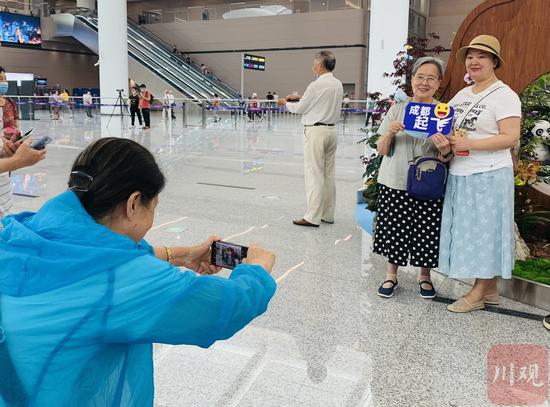 6月27日,市民在天府机场1号2号航站楼站拍照留念