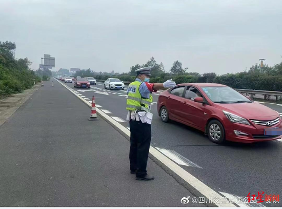 △高速交警引导通行 图据@四川交警高速公路一支队