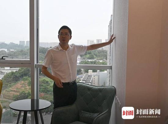 相關負責人解釋實體房內窗戶邊凸出的墻體的功能