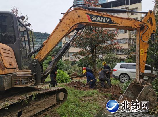 施工人員、機具進場,開始改造老舊小區