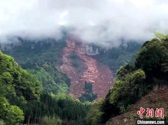 远眺山体崩塌灾害现场。 刘忠俊 摄