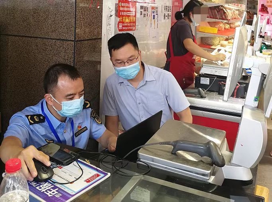 市场监管执法人员到连锁生鲜门店开展检查。 成都市市场监管局供图