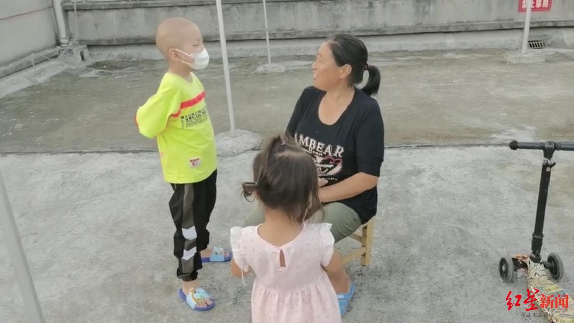 7月,妹妹到成都看小安