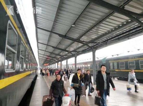 沿线景点多美食多 成渝铁路最后的慢车成网红