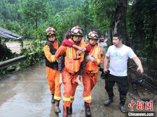 　消防员背着老人转移至安全地带。巴中消防提供