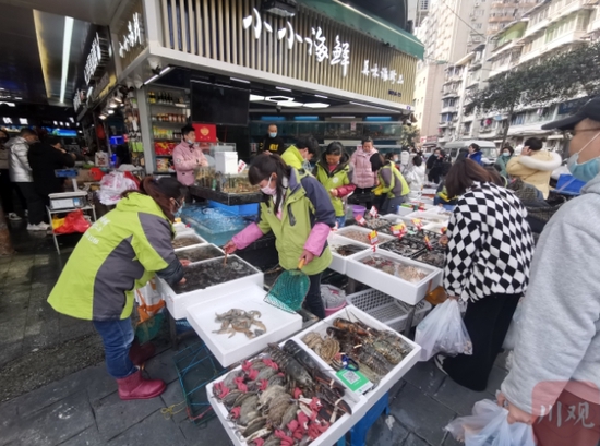 成都青石桥市场内,市民正在选购海鲜