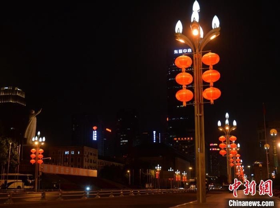 天府广场周边路灯已经挂上红灯笼。　成都市城管委供图