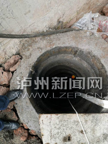 一别墅区业主在自家后院挖的几个大洞,深不可测