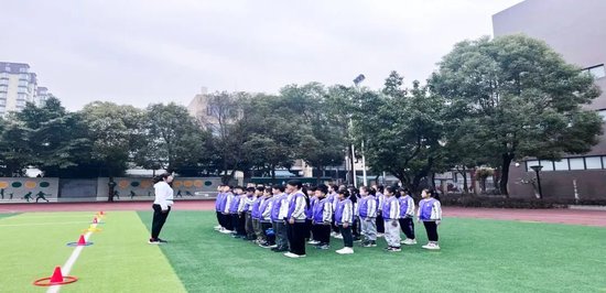成都七中初中附属小学 刘骋 体育与国防教育《长征》