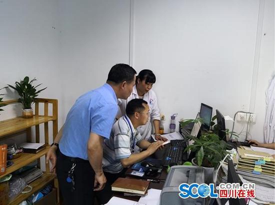龍馬潭區紀委監委工作人員核實精準對象醫保是否準確。曾永強 攝