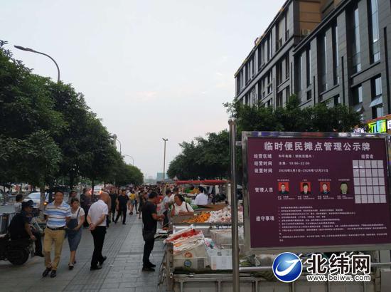 白天,城區(qū)和平南路的臨時(shí)便民攤點(diǎn)人氣旺