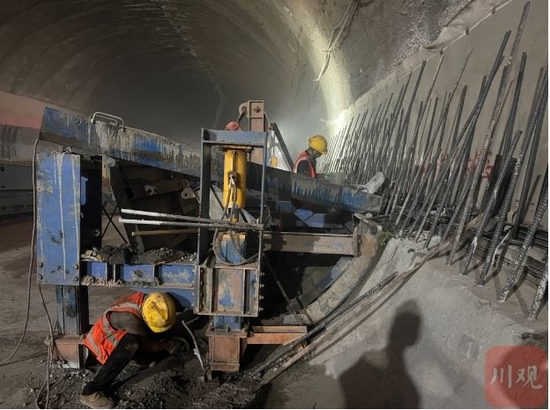 马鞍山隧道内，工人正在进行机械化作业。曹凘源 摄