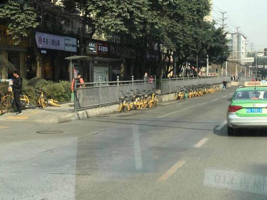 新光路美團(tuán)單車、青桔單車占用行車道亂停放。