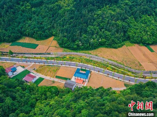 曾家山高颜值的“网红公路”。 胡文凯 摄
