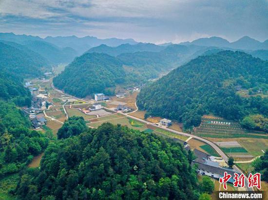 曾家山的生态乡村旅游环线公路。　胡文凯　摄