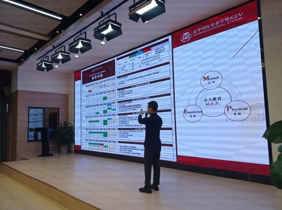 石主任向同学们介绍本学期的素质活动时间安排