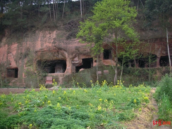 ↑眉山市青神县瑞峰崖墓群部分崖墓