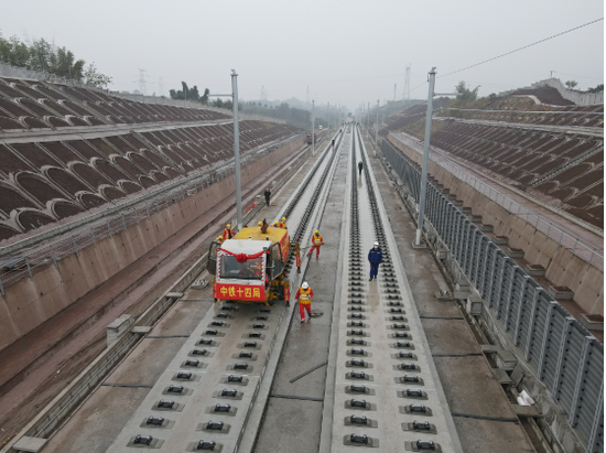 2022年12月31日，成自宜高铁全面进入铺轨阶段。成兰铁路公司供图