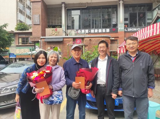 慰问侯绍筠老师(左二)、邱长贵老师(右三)