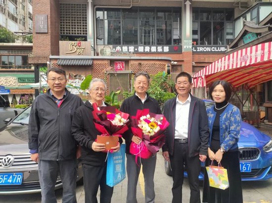 慰问王正泰老师(左二)、王茂熙老师(右三)