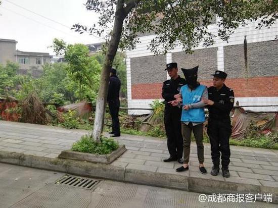 凌晨疯狂砸车10余辆