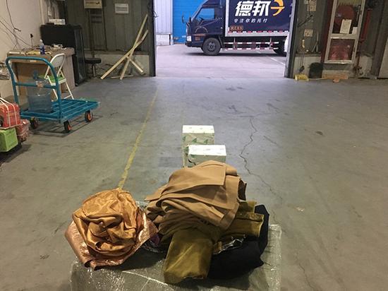 杨姓女士在光华路营业部找到的部分衣服
