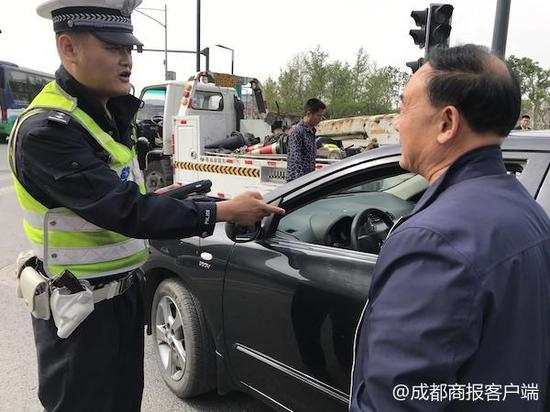 司机找不到路 直行车道右转被逮