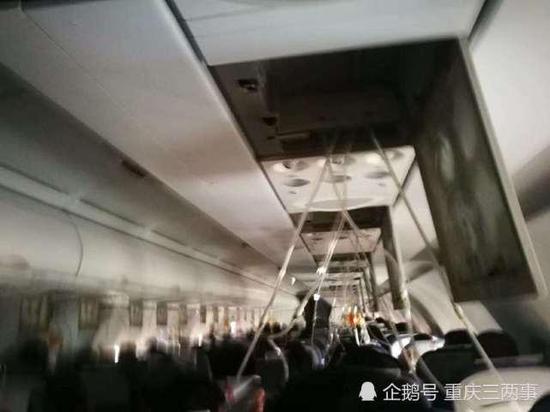 ▲机舱内氧气面罩脱落 受访者供图