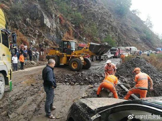 交警提醒,请驾驶员谨慎驾驶,切勿在山体易落石、滑坡区停留。
