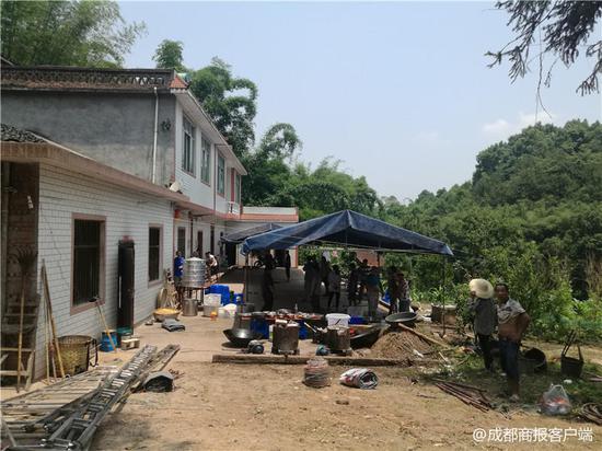 很多村民在死者家中帮忙