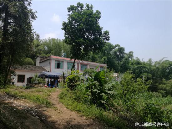 死者家周围竹林掩映,在村里稍显“偏僻”