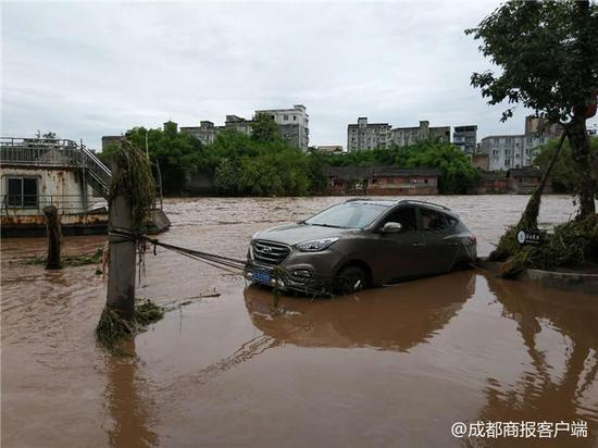 乐山苏稽古镇遭暴雨 部分底楼商铺及老街被淹