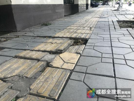 路面绵延起伏 行人出行不便