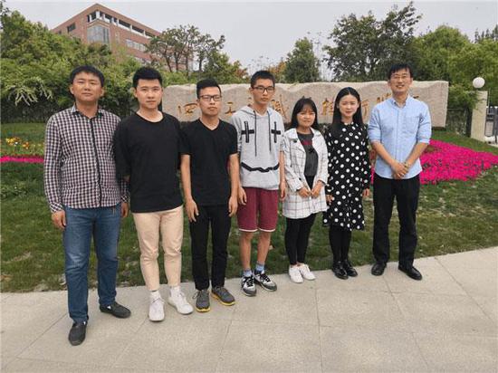 匠心曲奇 / 四川工程职业技术学院 /导师:李峰、唐延东/队长:严颖/队员:方栋材、魏玲、蔡祥弘、李荣贤