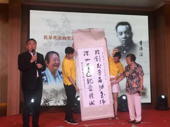 南充作家杨生明向参与的主要领导,赠送了她的作品《庙行大捷中的巢湖老兵》。