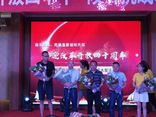 昕荣农业,友豪美食城等五家企业上台领奖,并分享创业故事。