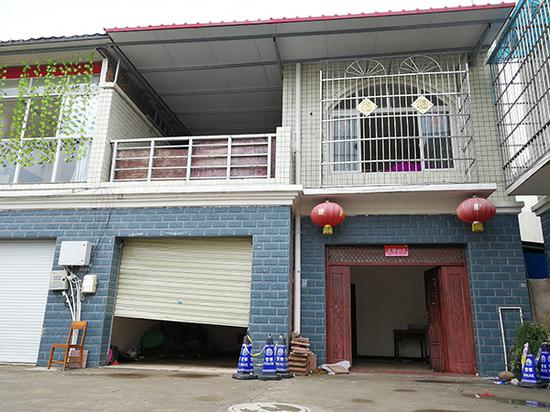 邓家位于广汉市南丰镇建新村,是一栋二层楼房。 澎湃新闻记者 朱远祥 摄