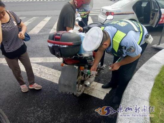 民警用矿泉水扑灭了火星