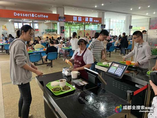 就餐现场井然有序 结账只需一秒钟