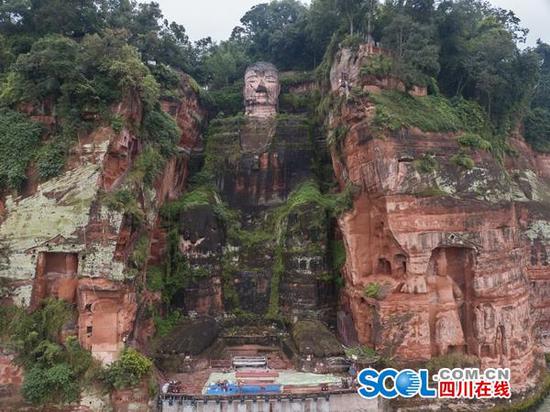 刚开始搭建脚手架的乐山大佛 李昕锋/摄
