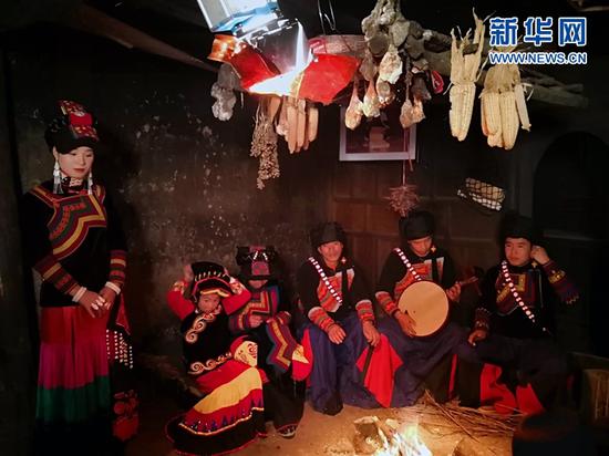 　11月17日，当地村民身穿民族服装为游客表演彝族歌舞