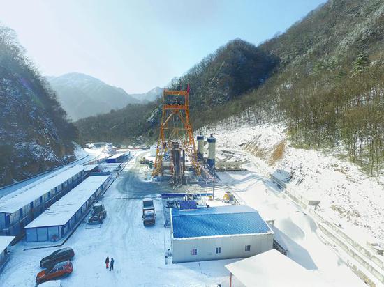 米仓山隧道的中部竖井建设现场。